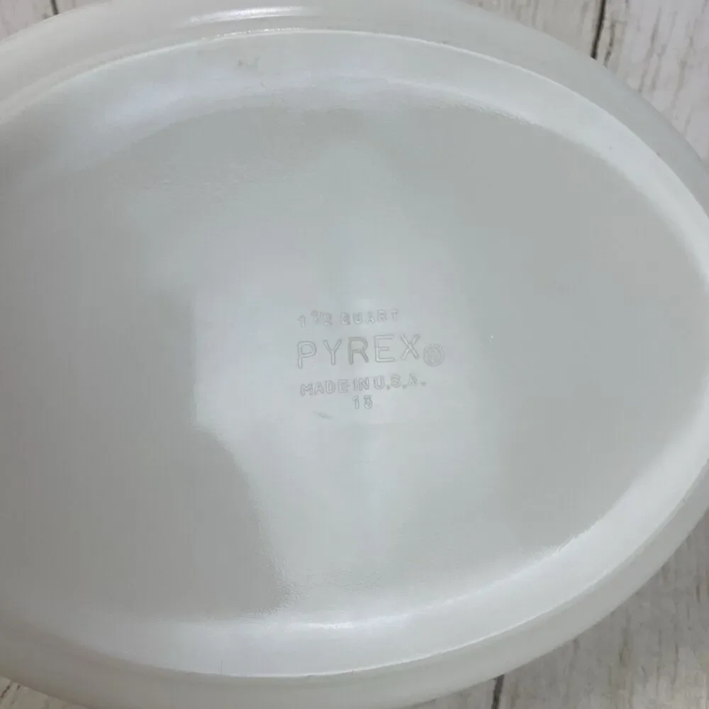 Pyrex MCM Black Atomic Star Compass Divided Casserole Dish  1 ½ Quart Starburst